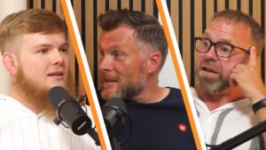 Kian, Musa og Khalid i podcaststudiet, adskilt af orange skråstreger.