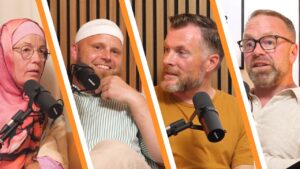 Lise og Joe med værterne Musa og Khalid i podcaststudiet.